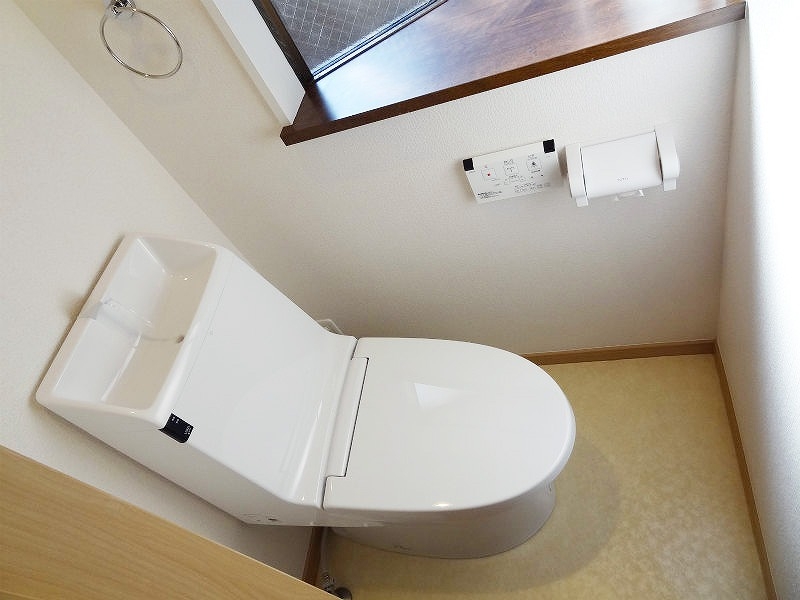 狭いトイレをより開放的に見せるリフォーム トイレ ビフォーアフター 詳細