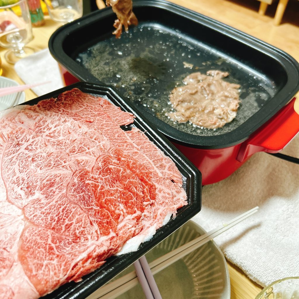 さっと炙っていただく贅沢な焼きしゃぶとスタッフの晩酌タイム
