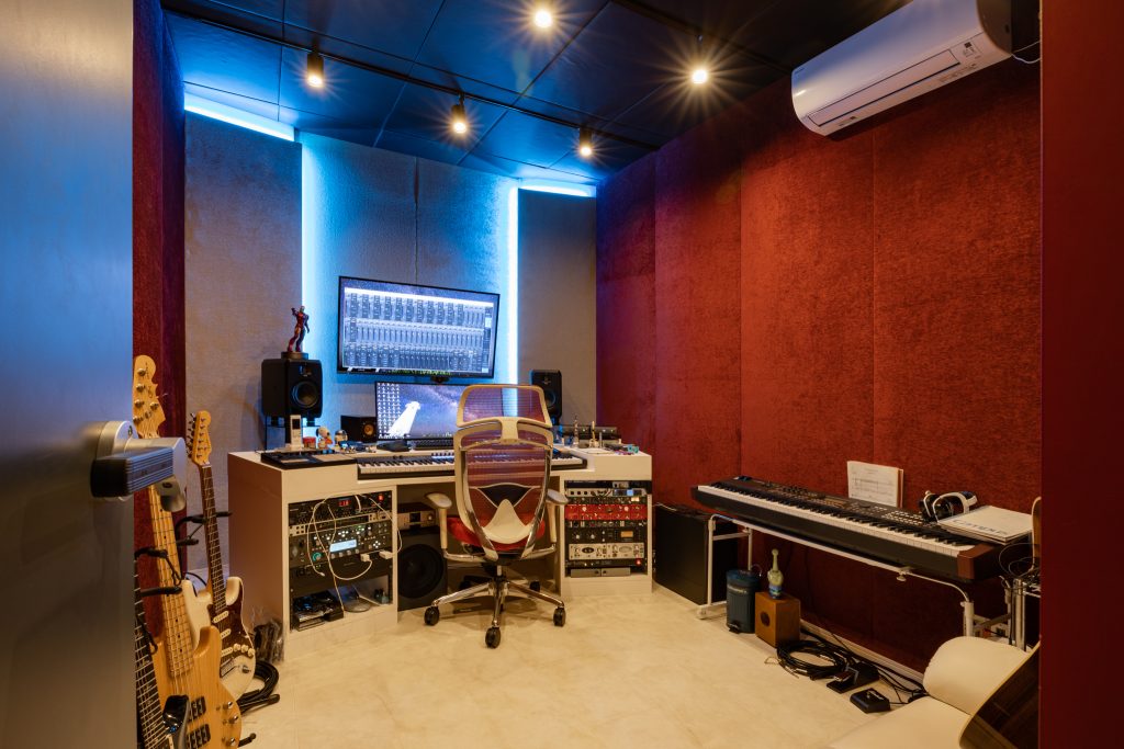 動線で分け、視線でつなぐスタジオ併設住宅