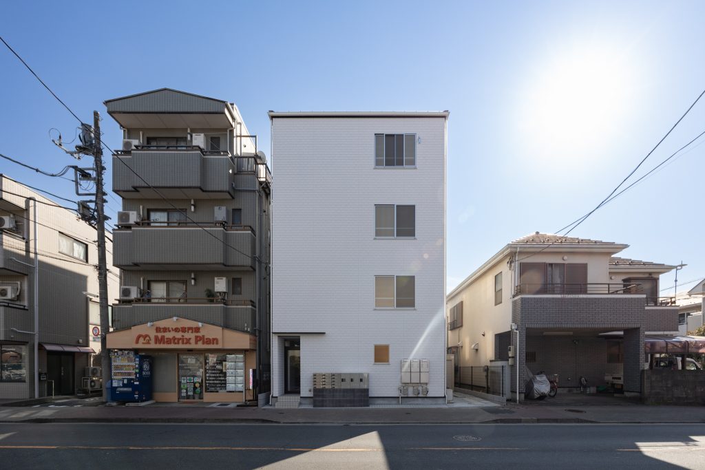 二面採光で応える、練馬区の白い鉄骨造アパート