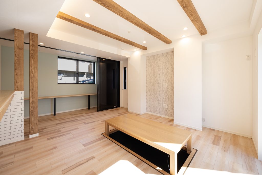 掘りごたつとアイランドキッチンが家族をつなぐ、回遊動線のある住まい