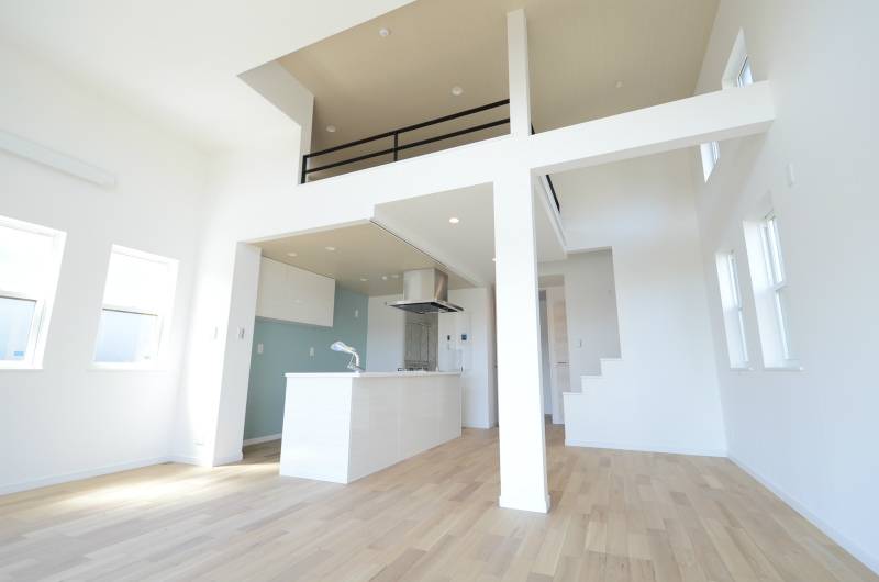 立体収納で住まいを拡張する、吹き抜けLDKの家