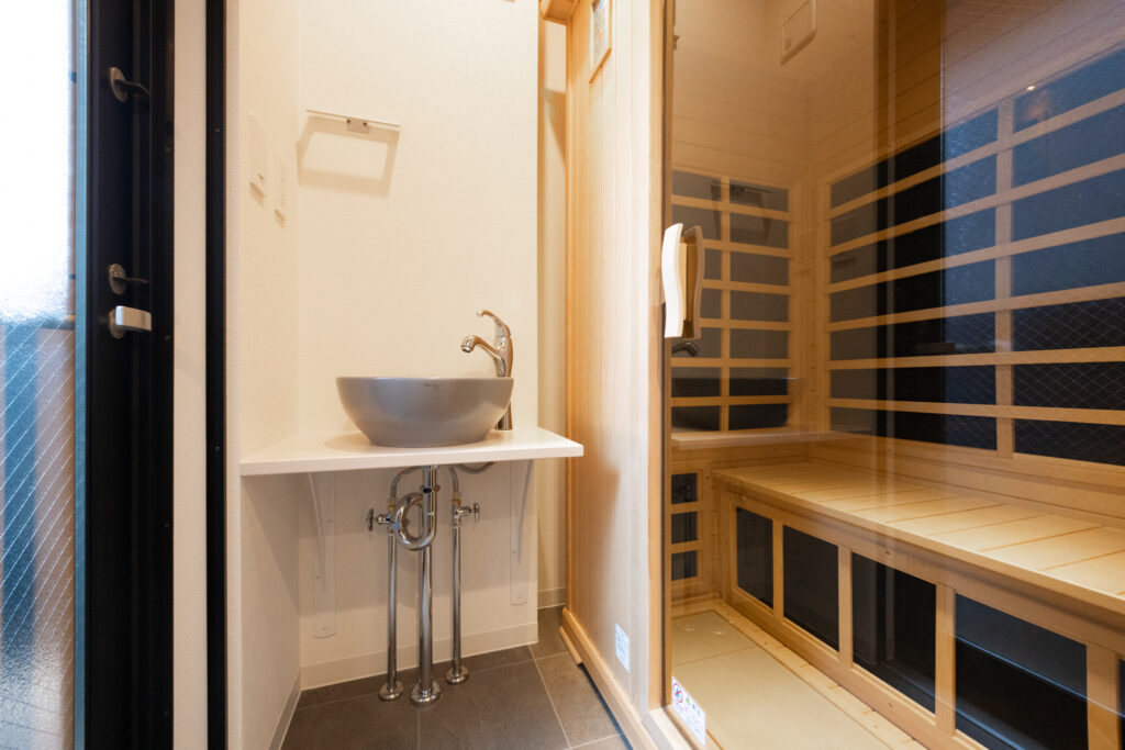 江ノ島を望む、サウナ目的で選ばれる民泊