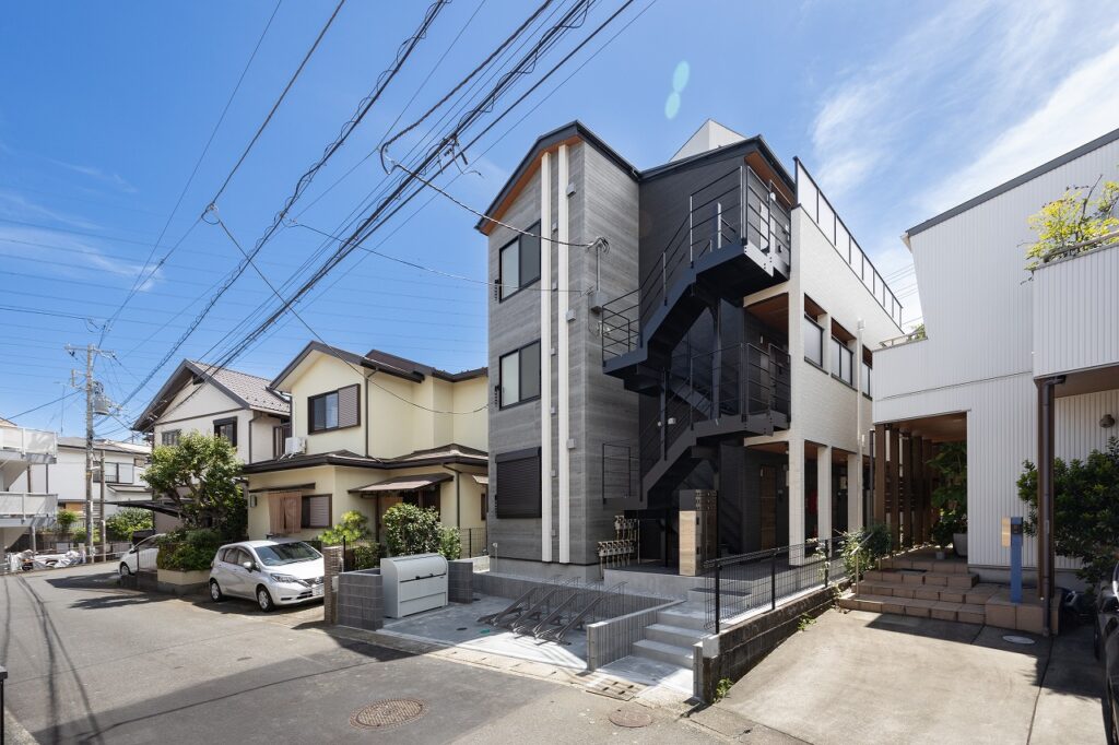 駅徒歩4分。全室南向きで差別化する単身向けアパート