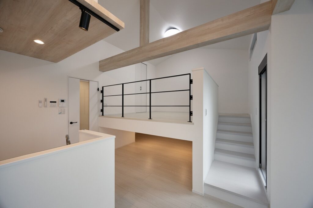 駅徒歩2分の立地を活かした、立体空間の賃貸アパート