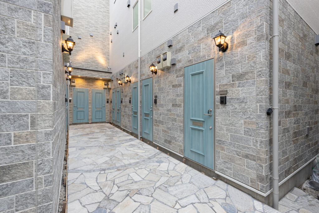 六郷土手駅徒歩2分の不整形地に建つ賃貸住宅