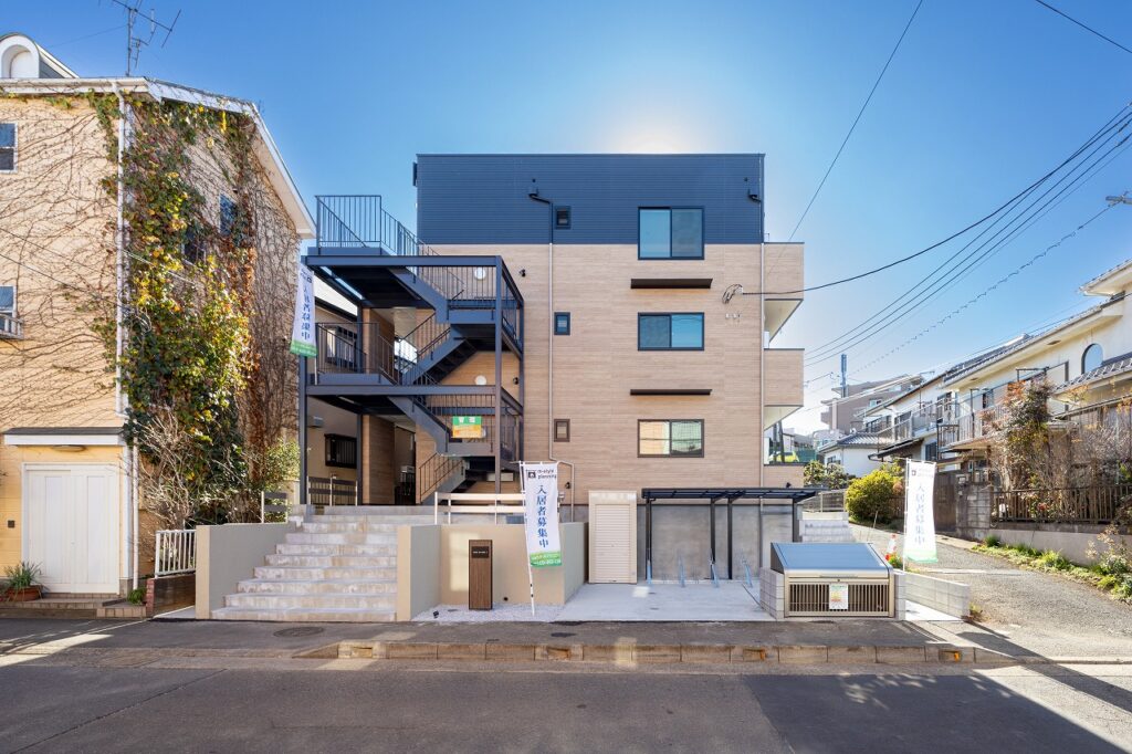 東海大学駅徒歩圏に建つ木造3階建て賃貸