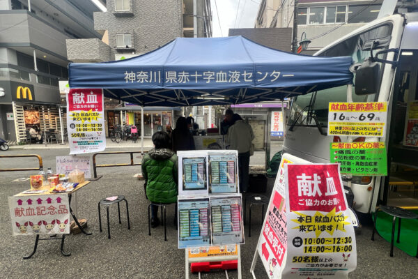 献血バス前の受付で問診や情報登録をする様子。